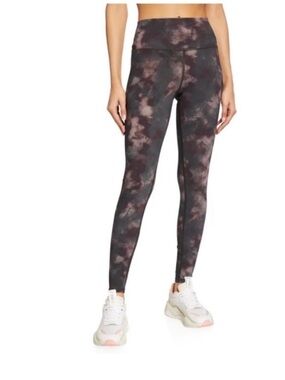 ALO Yoga High-Waist Airbrush Leggings in Black Cloud size XS